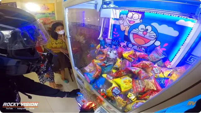 Bukan Boneka, 7 Potret Isi Mesin Capit Ini Bikin Orang Menyesal Kalau Gagal