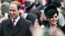 Kate Middleton tersenyum sambil berjalan bersama suaminya, Pangeran William usai mengikuti Misa Natal bersama keluarga kerajaan di Gereja St. Mary Magdalene di Sandringham, Inggris, (25/12/2015). (AFP/BEN STANSALL)