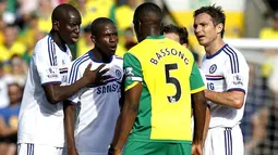 Ramires bersitegang dengan Sebastien Bassong pada pertandingan sepak bola Liga Premier Inggris antara Norwch City vs Chelsea di Carrow Road, di Norwich (06/10/13). (AFP/Ian Kington)