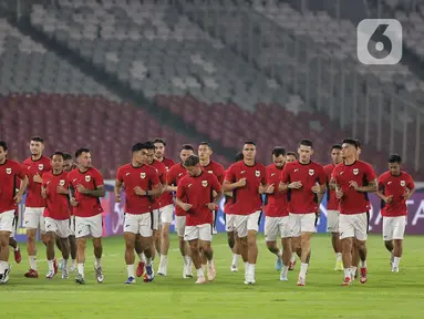 Pemain Timnas Indonesia saat menjalani latihan resmi jelang menghadapi China pada lanjutan putaran ketiga Kualifikasi Piala Dunia 2026 zona Asia Grup C di Stadion Utama Gelora Bung Karno Jakarta, Rabu (4/6/2025). (Liputan6.com/Angga Yuniar)