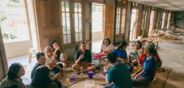 Wilsen Willim dan para penenun di Kalimantan Timur melakukan bonding untuk proses Eksplorasi Kekayaan Tenun, Jumat (21/8/2026). (Liputan6.com/Nurri Indah)