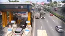 Sejumlah pengguna jasa tol saat melakukan transaksi pembayaran di gerbang tol Karang Tengah, Tangerang, Selasa (24/11/2020). Sistem baru tersebut bertujuan mengurangi kepadatan di gardu pembayaran jalan tol. (Liputan6.com/Angga Yuniar)