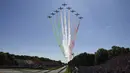 Atraksi udara menjadi pembuka gelaran F1 di Sirkuit Monza, Italia. Minggu (6/9/2015). (AFP Photo/Olivier Morin)