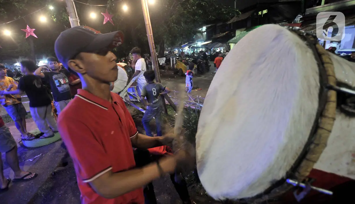 <p>Warga memainkan beduk saat perayaan malam Idul Fitri 1443 Hijriah di kawasan Manggarai, Jakarta, Minggu (1/5/2022). Kemeriahan malam takbir di kawasan tersebut tak terbendung digelar sangat antusias oleh warga setelah sempat dilarang selama dua tahun akibat pandemi. (merdeka.com/Iqbal S. Nugroho)</p>