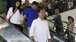 Presiden Joko Widodo bersama putrinya, Kahiyang Ayu dan menantunya Boby Nasution usai menonton film Dilan 1990 di Senayan City, Jakarta, Minggu, (25/2). Jokowi mengenakan kemeja putih dan sepatu merah. (Liputan6.com/Angga Yuniar)
