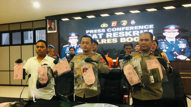 Polres Bogor berhasil menangkap dua pelaku pembunuhan sopir taksi online di sebuah makam keramat di Kabupaten Ciamis, Jawa Barat