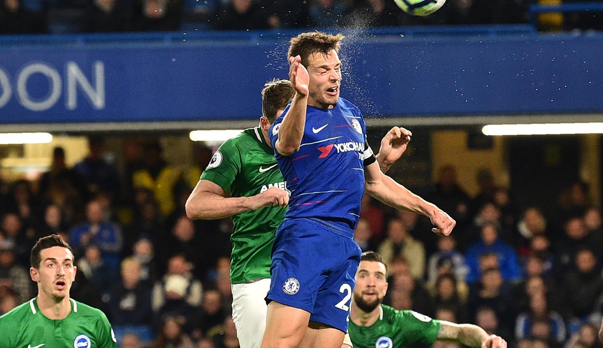 Duel udara yang dilakukan Cesar Azpilicueta pada laga lanjutan Premier League yang berlangsung di Stadion Stamford Bridge, London, Kamis (4/4). Chelsea menang 3-0 atas Brighton Albion. (AFP/Glyn Kirk)