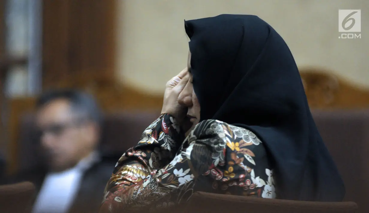 Bupati nonaktif Kutai Kartanegara, Rita Widyasari saat sidang tuntutan di Pengadilan Tipikor, Jakarta, Senin (25/6). Rita dituntut hukuman 15 tahun penjara atas kasus gratifikasi dan suap pemilik PT Sawit Golden Prima. (Liputan6.com/Helmi Fithriansyah)