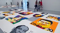 Pengunjung mengamati karya seni gambar bertajuk Ai Weiwei: Trace di Museum Hirshhorn, Washington, AS, 28 Juni 2017. Karya tersebut terdiri dari 176 potret yang disusun dari ribuan batu bata Lego. (AFP PHOTO / PAUL J. RICHARDS)