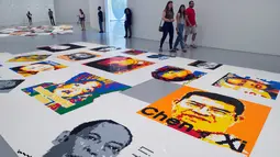 Pengunjung mengamati karya seni gambar bertajuk Ai Weiwei: Trace di Museum Hirshhorn, Washington, AS, 28 Juni 2017. Karya tersebut terdiri dari 176 potret yang disusun dari ribuan batu bata Lego. (AFP PHOTO / PAUL J. RICHARDS)