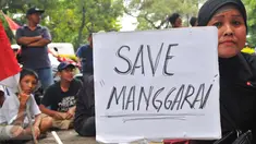 Warga Kecamatan Manggarai menggeruduk Gedung Ombudsman RI di Jalan Rasuna Said, Jakarta, Jumat (7/4). Mereka mendesak Ombudsman untuk melakukan pengawasan terhadap proyek pembangunan kereta api Bandara Soekarno-Hatta. (Liputan6.com/Helmi Afandi)