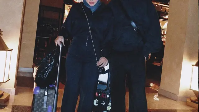 Gaya Serasi Aurel Hermansyah dan Atta Halilintar Anniversary ke-4 di Madrid, Tampil Bak Old Money Couple dengan Hitam Putih