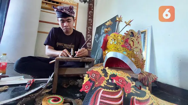 Hidayat Rochman sedang sibuk mengerjakan  pesanan omprok jelang Festibal Gandrung Sewu 2023 (Hermawan Arifianto/Liputan6.com)