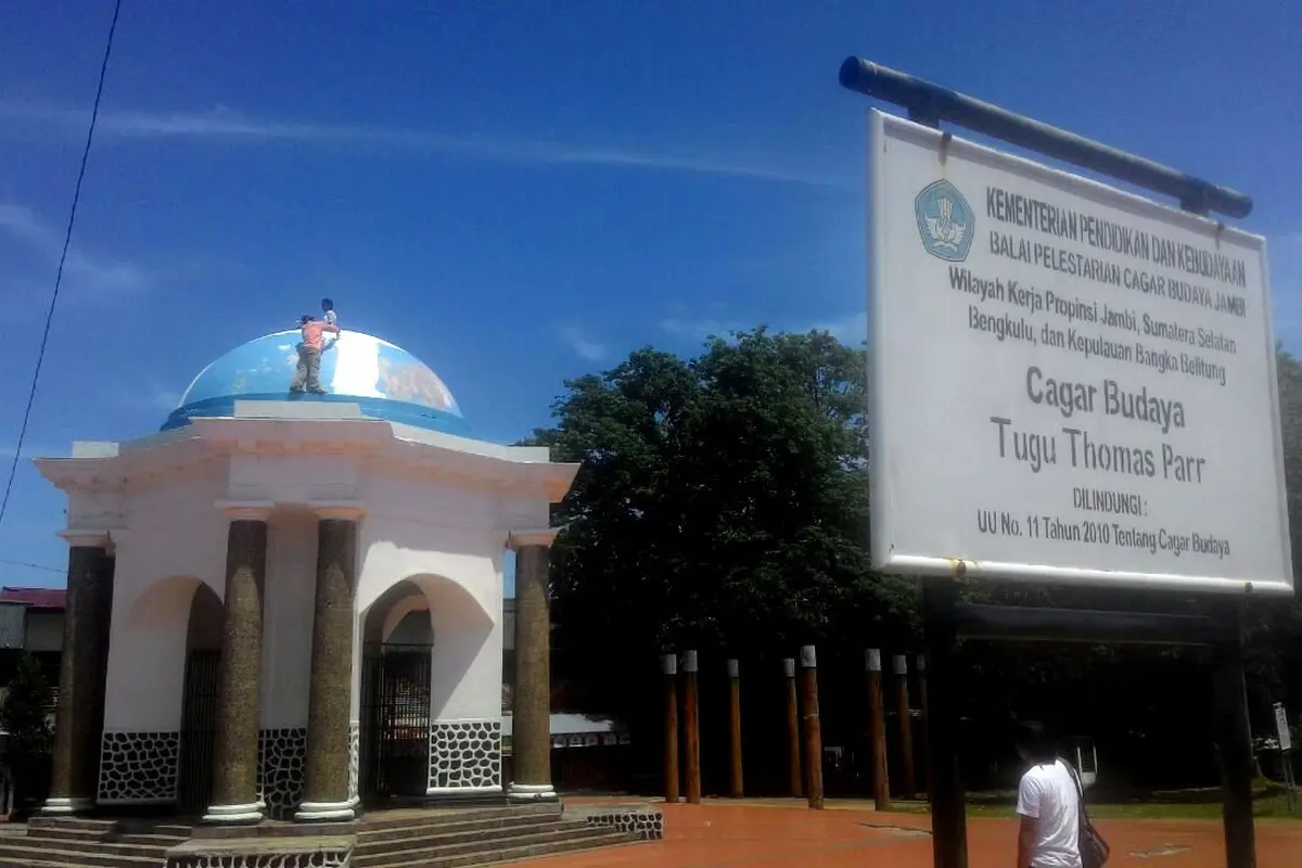 Cat Biru di Tugu Thomas Parr Bengkulu Undang Protes Hebat