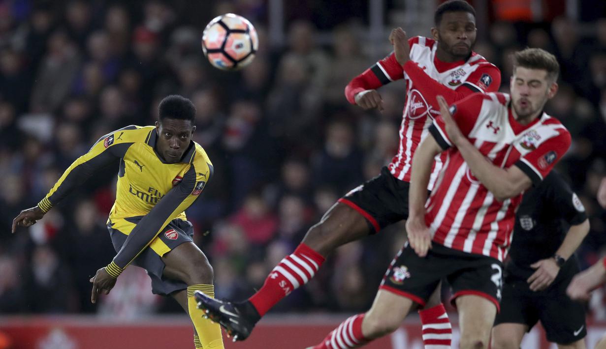 Aksi pemain Arsenal, Danny Welbeck melepaskan tembakan melewati hadangan para pemain Southampton  pada putaran keempat Piala FA musim 2016-2017 di St Mary's Stadium,  (28/1/2017. Arsenal menang 5-0. (Nick Potts/PA via AP)