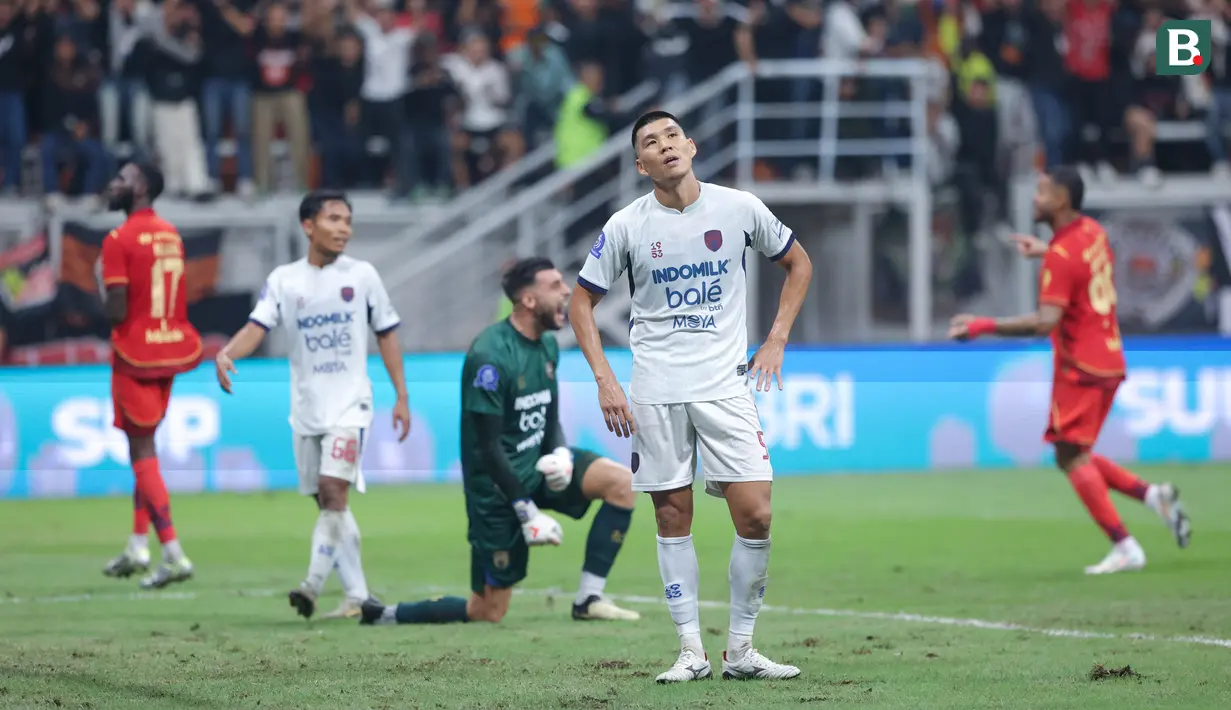 Pemain Persita Tangerang, Tamirlan Kozubaev, tampak kecewa setelah ditaklukkan Persija Jakarta dalam laga pekan pertama BRI Super League 2025/2026 di Jakarta International Stadium (JIS), Minggu (10/8/2025) malam WIB. (Bola.com/M Iqbal Ichsan)