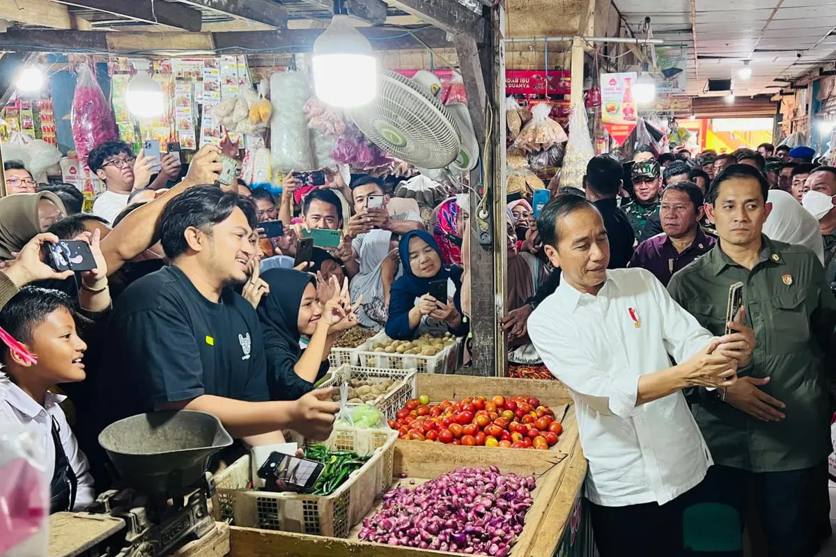 Presiden Jokowi di  Pasar Johar, Karawang, Jawa Barat, Kamis (14/9/2023).