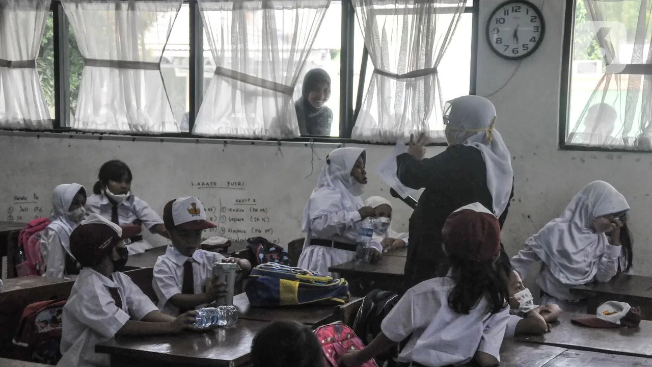 Antusiasme Murid Kelas 1 SD saat Hari Pertama Sekolah