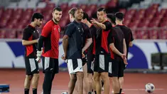 Pelatih Timnas Indonesia, Patrick Kluivert (tengah) berbincang dengan Jay Idzes dalam latihan resmi menjelang laga putaran ketiga Grup C Kualifikasi Piala Dunia 2026 di Stadion Utama Gelora Bung Karno (SUGBK), Senayan, Jakarta, Senin (24/03/2025). (Bola.com/Bagaskara Lazuardi)