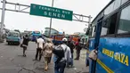 Suasana aktivitas penumpang serta kendaraan di Terminal Senen, Jakarta, Kamis (6/11/2014). (Liputan6.com/Faizal Fanani)