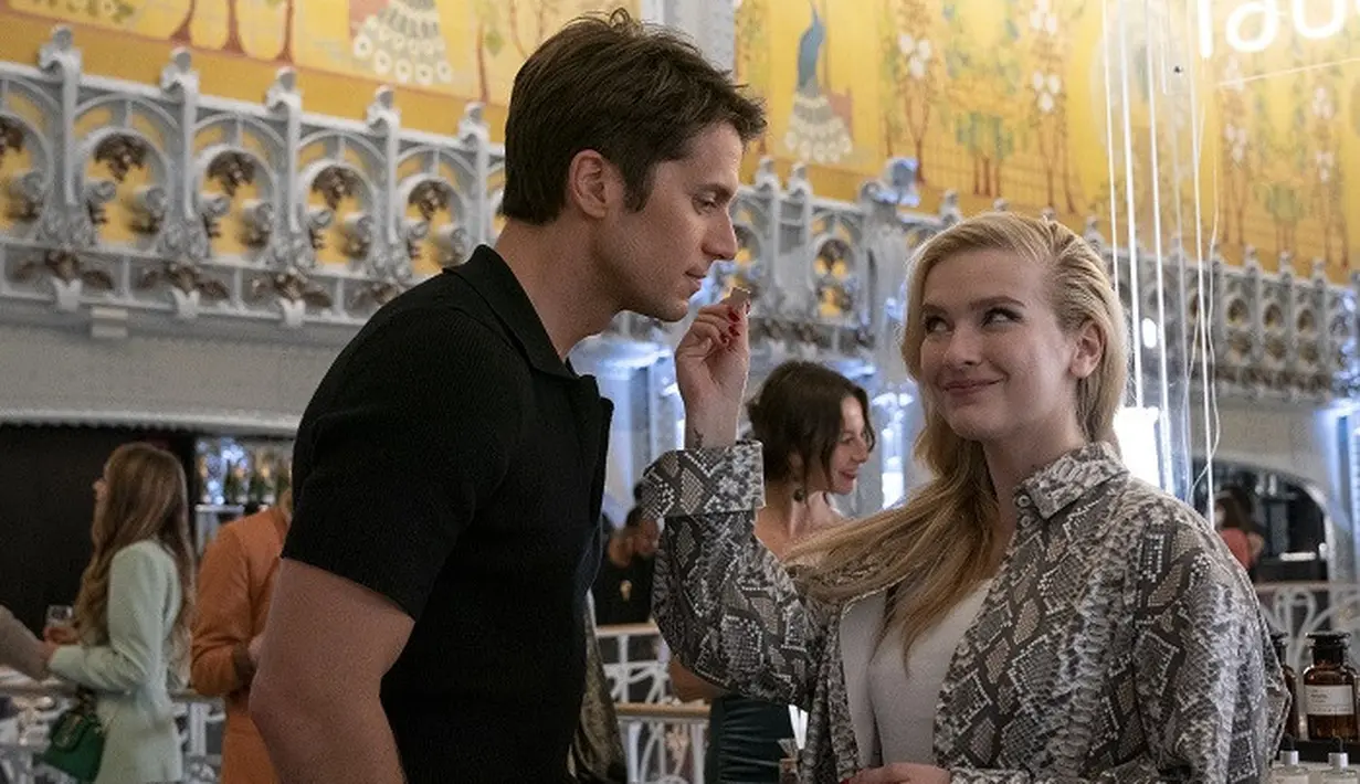 Yakin dan berusaha mengembalikan keadaan, Camille berhasil membuat Gabriel berada di sisinya. (Foto: Netflix)