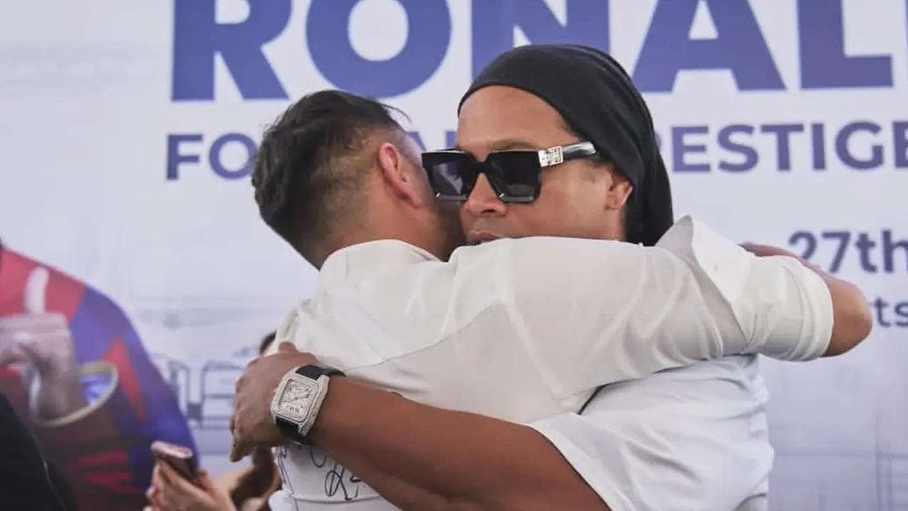 Raffi Ahmad memberi ucapan perpisahan dengan pesepakbola legendaris Brasil, Ronaldinho (https://www.instagram.com/p/CfVZYQfPaaq/)