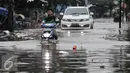 Pengendara motor berusaha menerobs banjir di kawasan Kemang Utara, Jakarta Selatan, Rabu (20/7). Akibat intensitas hujan deras yang mengguyur Jakarta, sejumlah ruas jalan tergenang air. (Liputan6.com/Yoppy Renato)