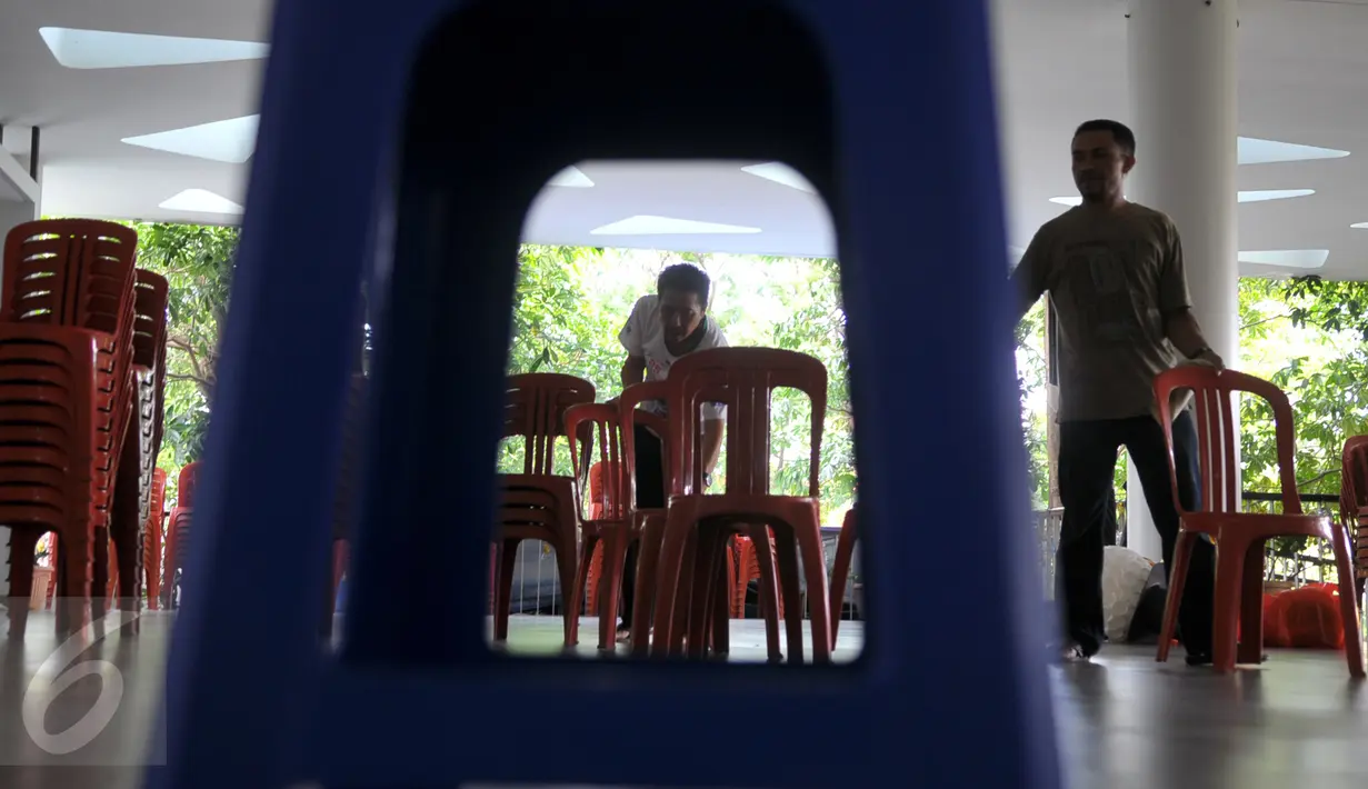 Panitia terlihat menyiapkan sejumlah bangku di gereja Santa Maria, Jakarta Barat, Kamis (24/12). Sejumlah gereja mulai melakukan persiapan seperti mendekorasi dan membersihkan gereja untuk menyambut perayaan misa malam Natal. (Liputan6.com/Faisal R Syam)