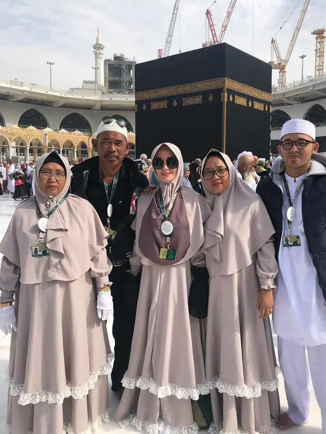 Zaskia Gotik umroh bersama keluarga besarnya (Instagram/zaskia_gotix)