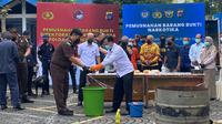 Jajaran Bea Cukai dan Polda DIY memusnahkan narkotika jenis sabu-sabu cair yang diselundupkan melalui Bandara YIA untuk pertama kalinya pada 20 Juni. (Kukuh Setyono)