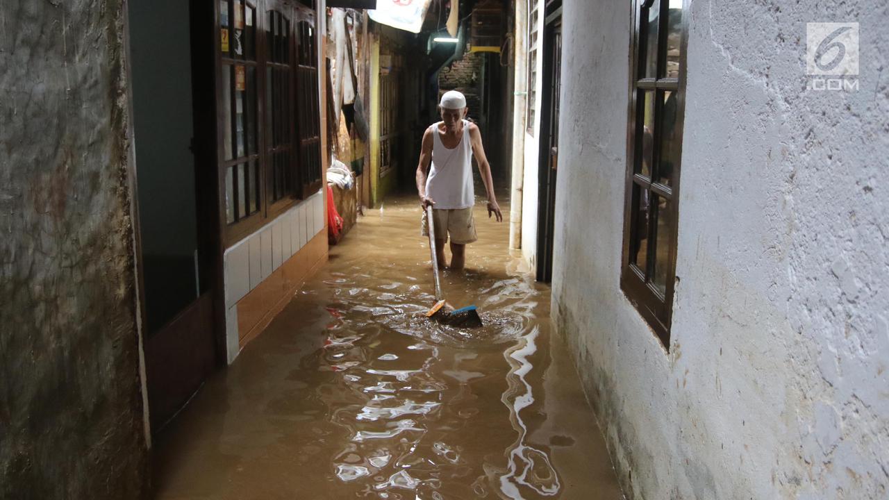 Bersih-Bersih Usai Banjir Kiriman Landa Kampung Melayu