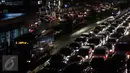 Kendaraan terjebak kemacetan di Jalan Jenderal Sudirman, Kamis (10/11). Hujan yang mengguyur kawasan Jakarta membuat sejumlah ruas jalan di beberapa titik Ibu Kota mengalami kemacetan luar biasa. (Liputan6.com/Faizal Fanani)