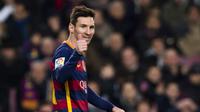Bintang Barcelona, Lionel Messi, mengenakan satu di antara jersey ikonik klub.  (FOTO / La Liga)