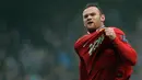 Pemain Manchester United, Wayne Rooney melakukan selebrasi setelah mencetak gol pertama timnya ke gawang Manchester City pada laga putaran ketiga Piala FA 2011/2012 yang berlangsung di Etihad Stadium, Manchester, 8 Januari 2012. Setan Merah menang dengan skor 3-2. (AFP/Paul Ellis)