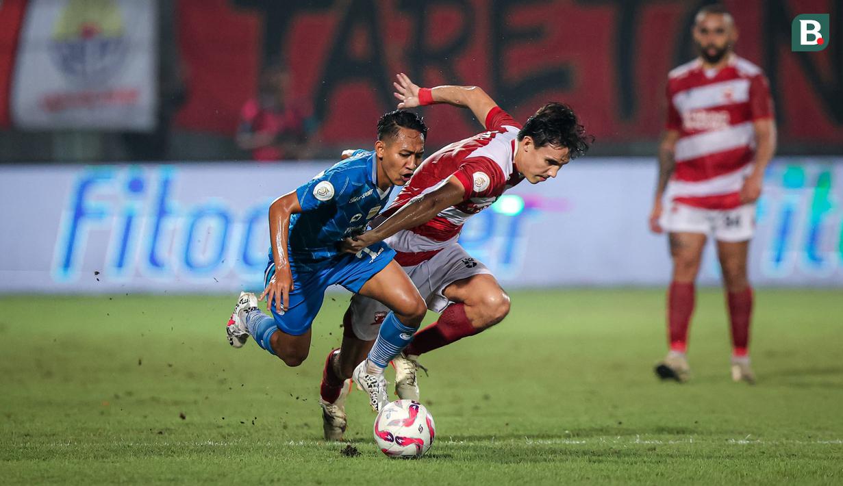 <p>Gelandang Persib Bandung, Beckham Putra (kiri) berebut bola dengan bek Madura United, Jacob Mahler pada laga leg kedua final Championship Series BRI Liga 1 2023/2024 di Stadion Gelora Bangkalan, Madura, Jumat (31/5/2024). (Bola.com/Bagaskara Lazuardi)</p>