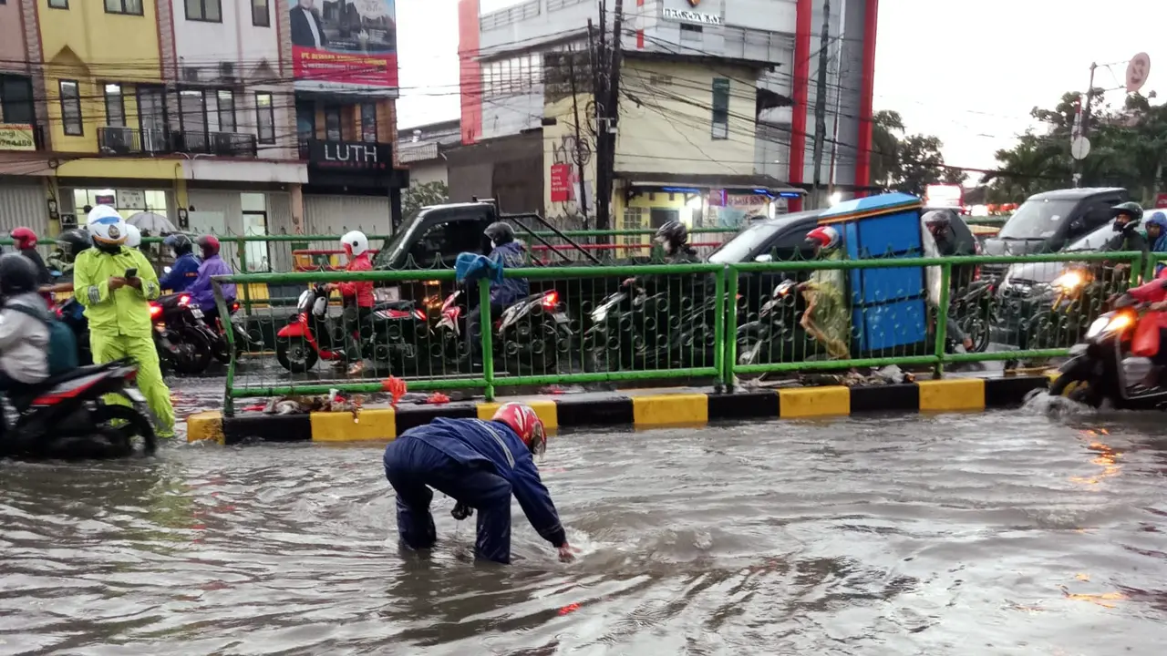 Hujan Deras Sejak Sore, Sejumlah Jalan di Kota Depok Banjir