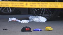 Perban bernoda darah dan selongsong peluru tergeletak di luar toko pakaian Marathon Clothing milik rapper Nipsey Husle di Los Angeles, Minggu (31/3). Nipsey Husle tewas setelah mendapatkan tembakan sebanyak enam kali dan ada dua orang yang dikabarkan terluka dalam kejadian itu. (Mark RALSTON/AFP)