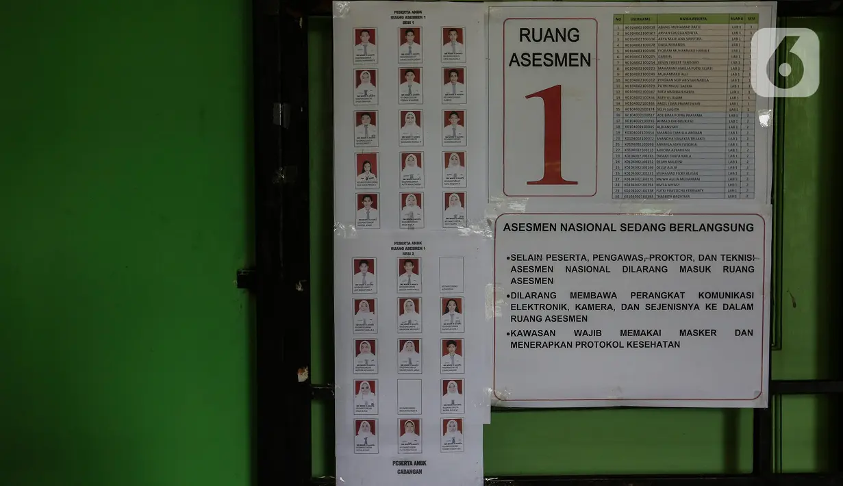 Foto para siswa terlihat selama pelaksanaan Asesmen Nasional  Berbasis Komputer (ANBK) 2021 di SMK 15, Jakarta, Rabu (22/9/2021). ANBK  SMK  digelar 20-23 September 2021 dengan mematuhi protokol kesehatan dan ANBK merupakan pengganti Ujian Nasional (UN). (Liputan6.com/Johan Tallo)