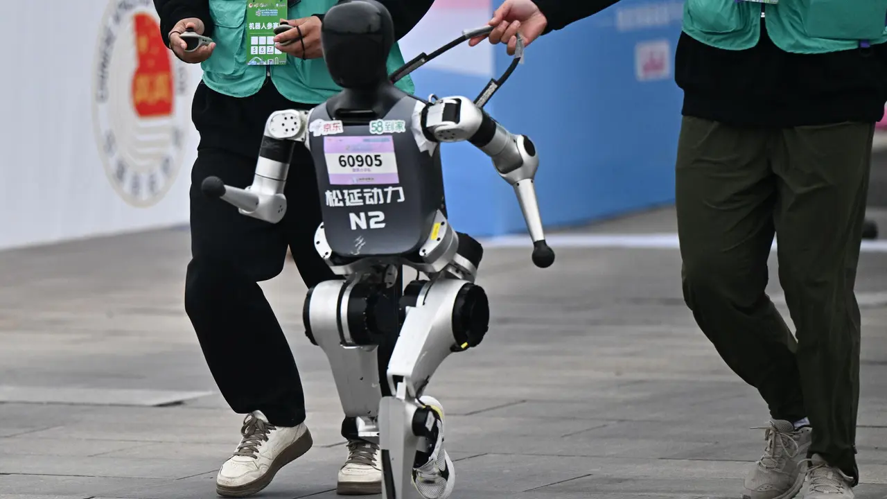 Puluhan Robot Humanoid Ikuti Lomba Lari Setengah Marathon