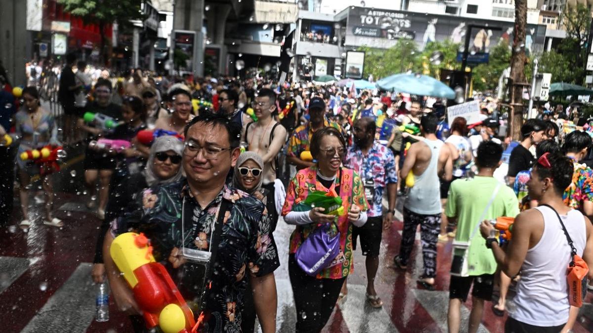Rupa-rupa Liburan Songkran Thailand, dari Imbauan soal Risiko Tenggelam hingga Warlok Malah Melancong ke China