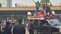 Massa demo di kawasan Gedung DPR/MPR RI berpindah ke Gerbang Pancasila. (Liputan6.com/Ady Anugrahadi)