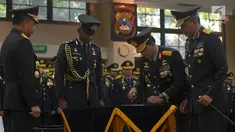 Kapolri Jenderal Tito Karnavian, melantik Komjen Pol Ari Dono Sukmanto sebagai Wakapolri saat acara Serah Terima Jabatan (Sertijab) di Mabes Polri, Jakarta, Jumat (17/8). (merdeka.com/Imam Buhori)