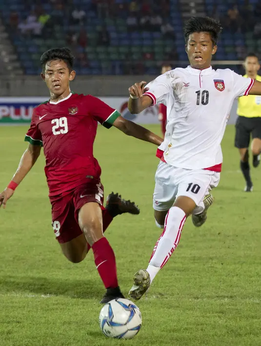 Pemain Myanmar Win Naing Tun (kanan) berebut bola dengan pemain Timnas Indonesia U-19, Firza Andika pada laga grup B AFF U-18 2017 di Yangon, Myanmar (5/9/2017). Timnas Indonesia U-19 menang 2-1. (AP/Thein Zaw)