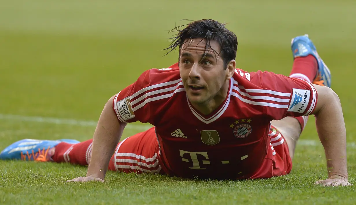 Claudio Pizarro. Striker asal Peru ini memperkuat Bayern Munchen selama 9 musim mulai 2001/2002 hingga 2006/2007 dan 2012/2013 hingga 2014/2015. Gol terakhirnya dicetak di usia 35 tahun 10 bulan dan 14 hari saat melawan Freuben Munster di ajang DFB-Pokal (17/8/2014). (AFP/Guenter Schiffmann)