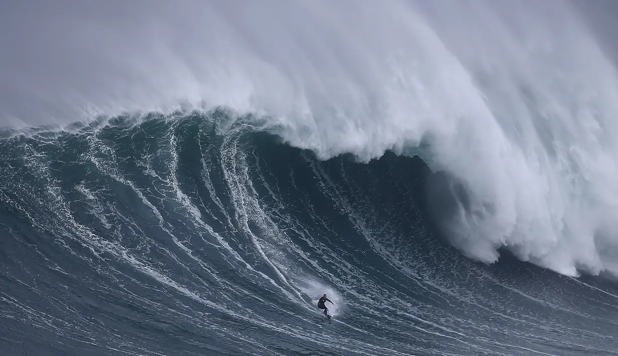 Peselancar Jerman, Sebastian Steudtner, sedang beraksi di pantai Praia do Norte di Nazare, Portugal, (1/11/2015). (Reuters/Rafael Marchante)