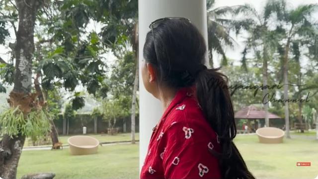 8 Potret Mayangsari saat Pulang ke Purwokerto, Perlihatkan Kebunnya yang Luas