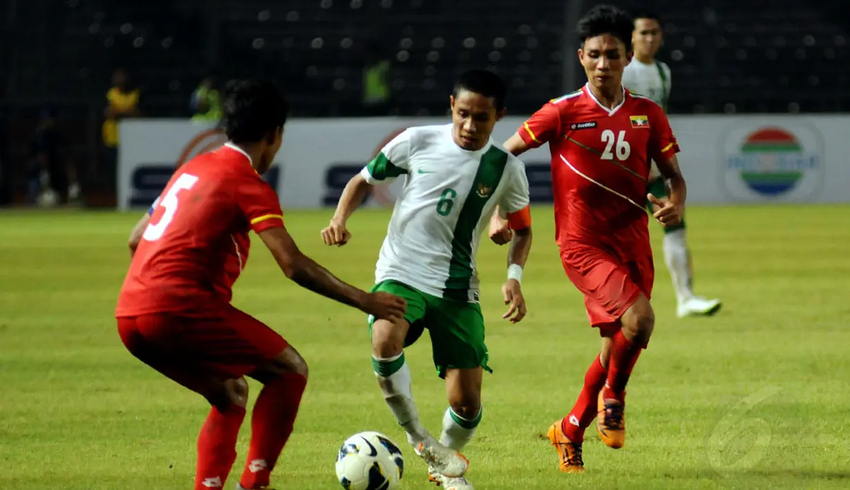 Penyerang Timnas Indonesia U-19, Evan Dimas Darmono tidak mampu bergerak leluasa saat berlaga melawan Myanmar di Stadion GBK Jakarta, (7/5/2014). (Liputan6.com/Helmi Fithriansyah)