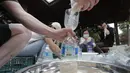 Para pembelot Korea Utara mengisi botol-botol plastik dengan beras dan masker untuk dikirim ke Korea Utara dengan balon, Seoul, Korea Selatan, Kamis (18/6/2020). Tindakan pembelot selama ini mengirimkan benda-benda propaganda anti-Pyongyang telah membuat Korea Utara murka. (AP Photo/Ahn Young-joon)