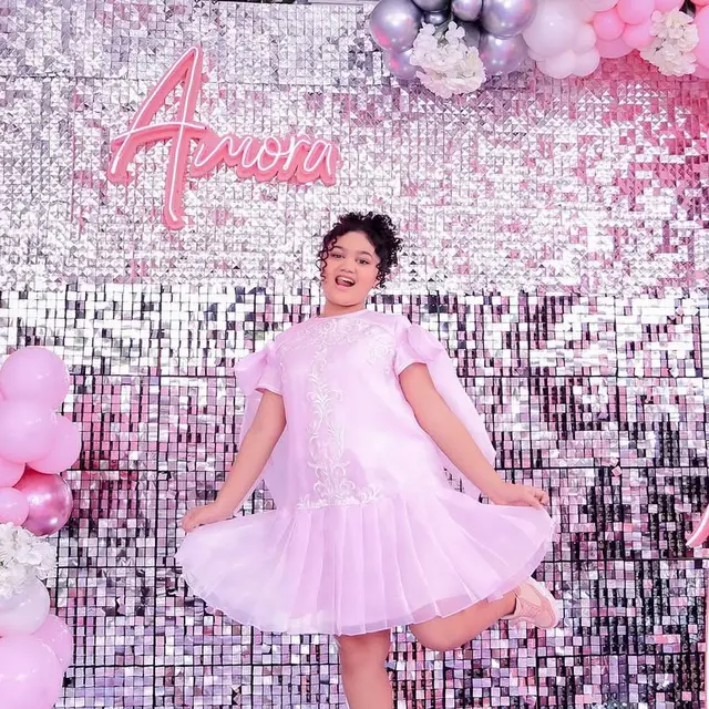 Gaya Amora Lemos Anak Kris Dayanti Pakai Dress (Foto: Dok. Kris Dayanti)