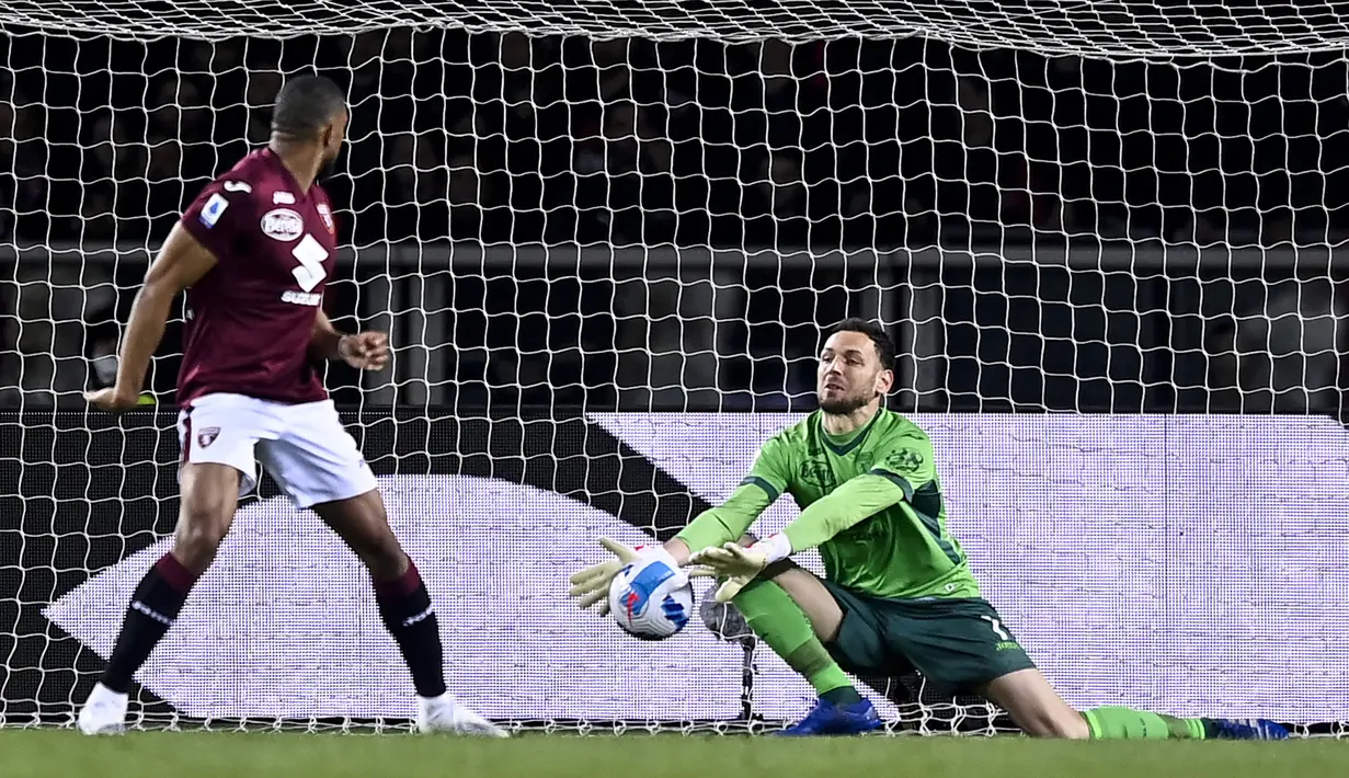 Pemain Torino Etrit Berisha meraih bola saat melawan AC Milan pada pertandingan sepak bola Serie A di Olimpico Grande Torino Stadium, Turin, Italia, 10 April 2022. Pertandingan berakhir tanpa gol. (Fabio Ferrari/LaPresse via AP)